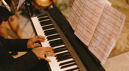 persona tocando piano